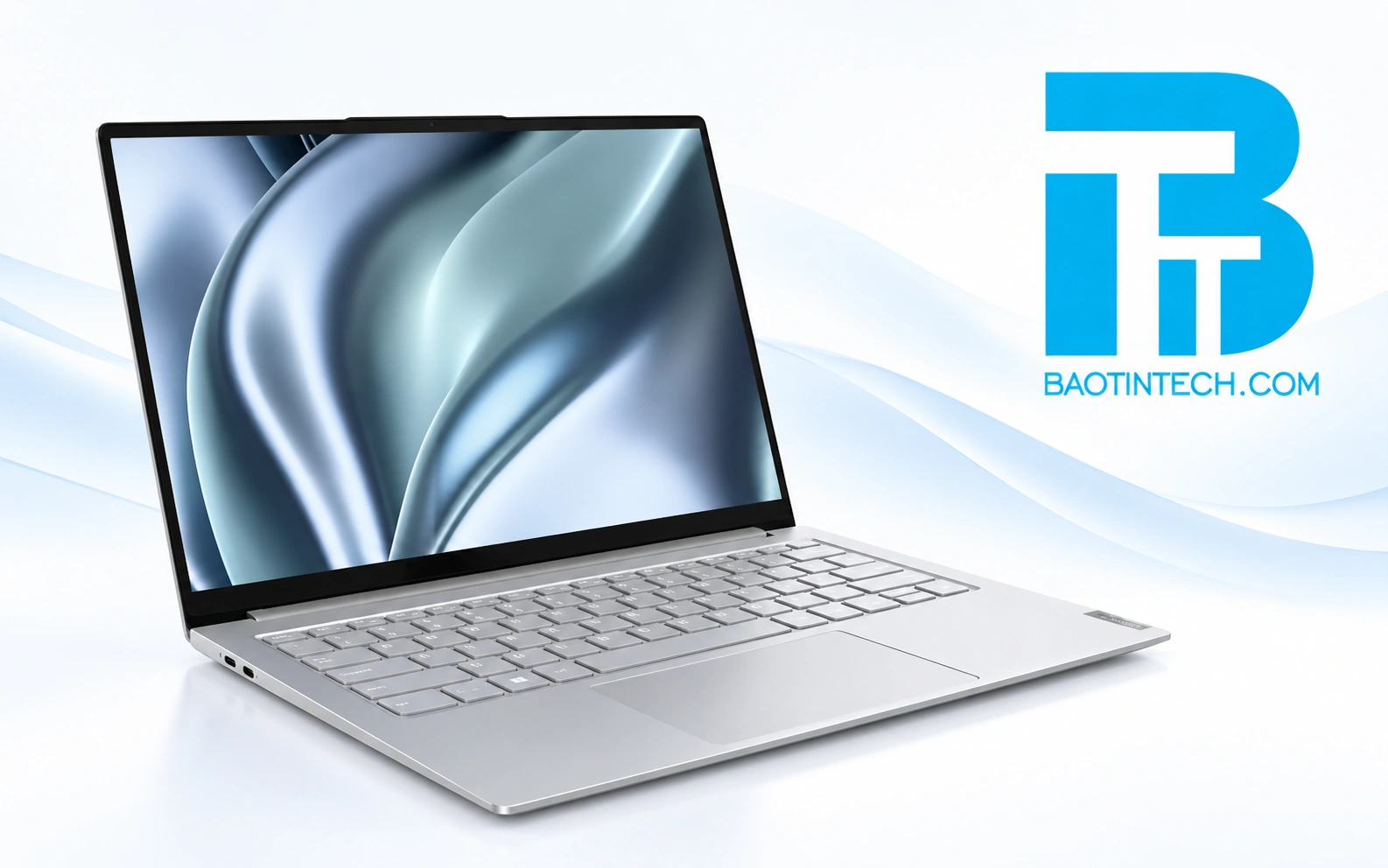 Laptop mỏng nhẹ màu bạc đặt trên bàn